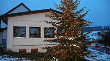 Der Oberalpfener Kindergarten an der Ortsdurchfahrt mit dem herrlich geschmückten Christbaum war Thema im Ortschaftsrat.