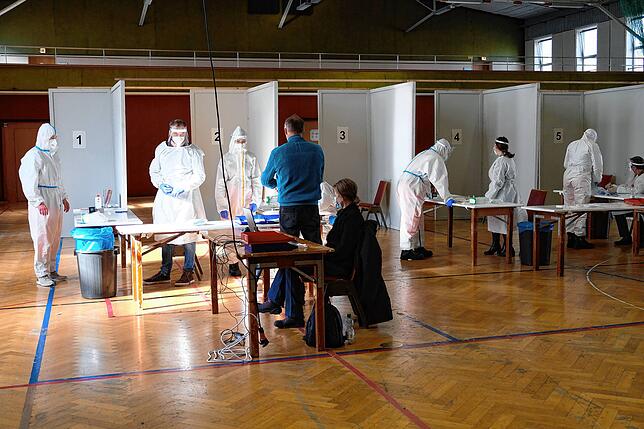 In der Alten Festhalle haben die Häfler Gelegenheit für Corona-Tests.