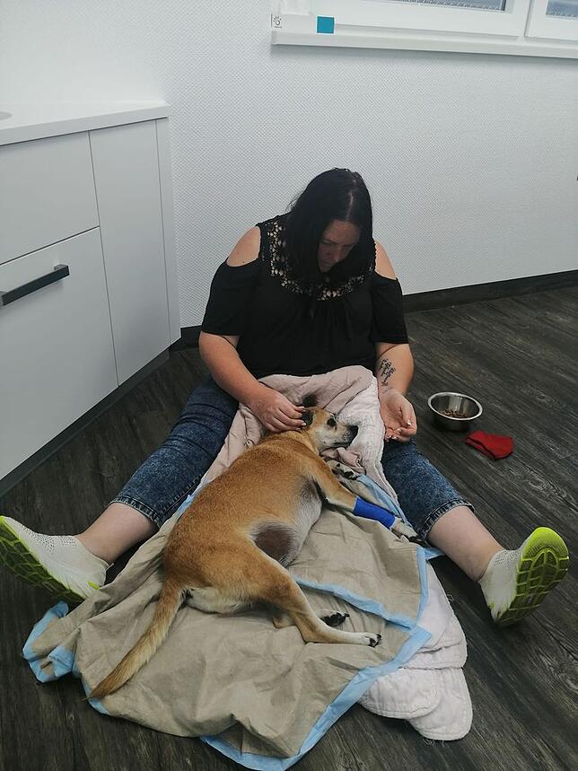 Manuela Löker und ihr Hund Bella kurz nach der ersten Behandlung.