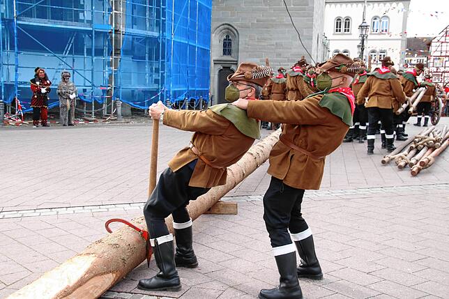 Bild 7: Bilder vom Narrenbaumstellen der Narrizella Ratoldi auf dem Marktplatz