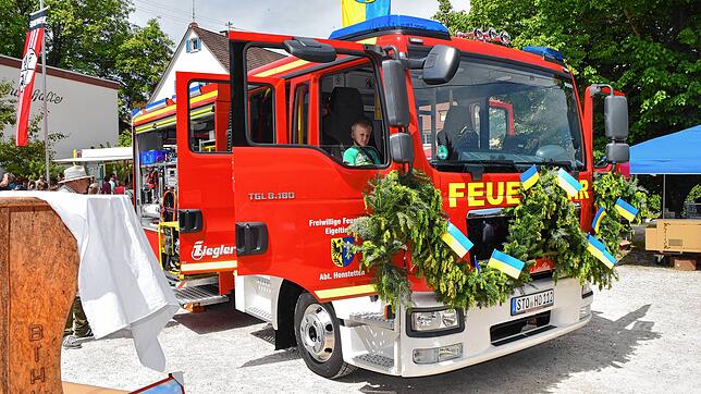 Die Besucher des Feuerwehrfests nutzen die Gelegenheit, selbst in einem der drei neuen Fahrzeuge Platz zu nehmen. Wer Glück hatte, bekam ...