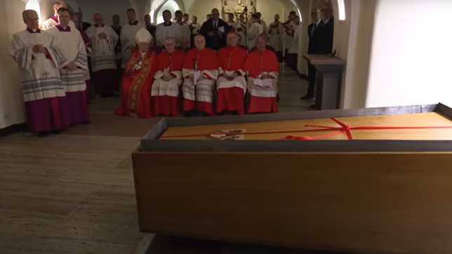 Zypresse, Zink, dann Eiche: Bilder aus dem Vatikan zeigen, dass Papst Benedikt XVI. in drei Särge bestattet wurde..