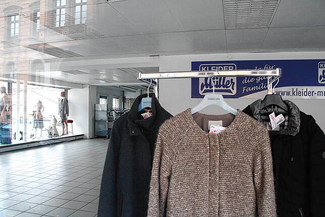 Hinter den Schaufensterpuppen und der ausgestellten Kleidung befindet sich gähnende Leere.