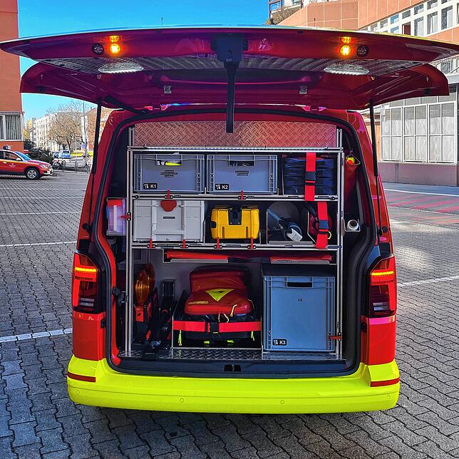 Das neue Feuerwehrfahrzeug hat auch Platz für viel Equipment – neben einem Rettungsrucksack zählen auch Trost-Teddys für Kinder dazu.