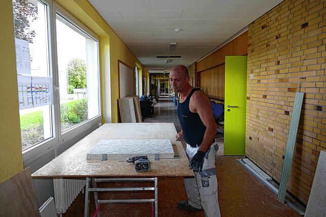 Handwerker Mario Schandelmeyer von der Firma Pfäffle gibt mit seinen Kollegen alles, dass die Arbeiten bis zum kommenden Montag ...