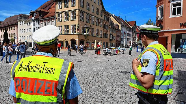 Die Polizei zeigt seit Muttertag (unser Bild) starke Präsenz in Villingen. Querdenkerm und anderen Gruppierungen scheint unter diesen ...