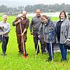 Familie Schwander baut sich im hinteren Teil des Gewerbegebiets Trottäcker ieinen Aussiedlerhof (von links): Marita und Michael ...
