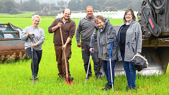 Familie Schwander baut sich im hinteren Teil des Gewerbegebiets Trottäcker ieinen Aussiedlerhof (von links): Marita und Michael ...