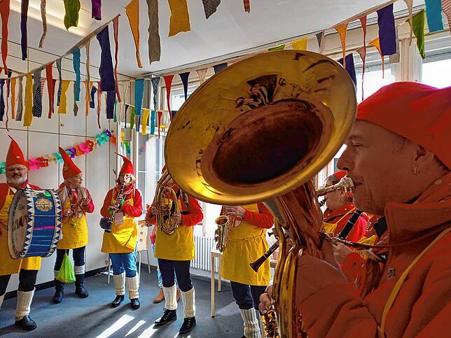 Bild 8: Viel Musik und gute Laune: Närrische Musiker bringen Fasnachtsstimmung in die SÜDKURIER-Redaktion