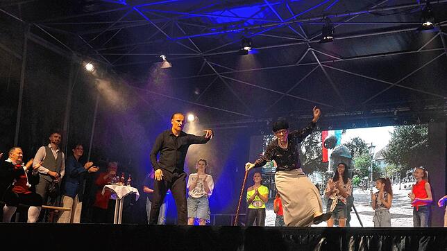 Zum Bühnengeschehen über die Zahnärztin Inge Freytag gehört beim Bürgertheater auf dem Johannisplatz auch eine wilde Tanzeinlage, vorne ...