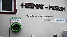 So sieht der neue Defibrillator am Heimatmuseum aus. Bilder stellen dar, wie das Gerät benutzt werden sollte. Bild: Bantle