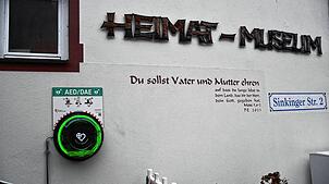 So sieht der neue Defibrillator am Heimatmuseum aus. Bilder stellen dar, wie das Gerät benutzt werden sollte. Bild: Bantle