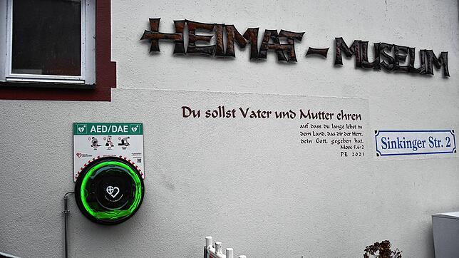 So sieht der neue Defibrillator am Heimatmuseum aus. Bilder stellen dar, wie das Gerät benutzt werden sollte. Bild: Bantle