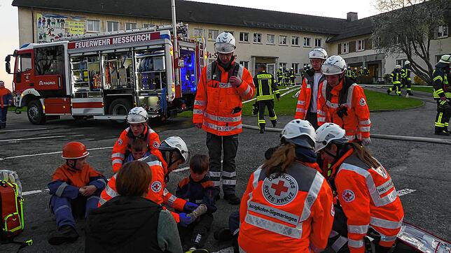 Großeinsatz der Bereitschaften des Deutschen Roten Kreuzes und der Freiwilligen Feuerwehr Meßkirch bei einem angenommenen Küchenbrand ...