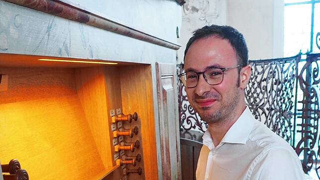 Der Italiener Federico Terzi, Organist an der Basilika Notre Dame in Genf, gab in Hilzingen in der Pfarrkirche St. Peter und Paul ein ...