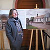 Aus einer Kirche wird ein Museum: Elisabeth Kaiser steht vor Entwürfen für das geplante neue Kunsthaus.
