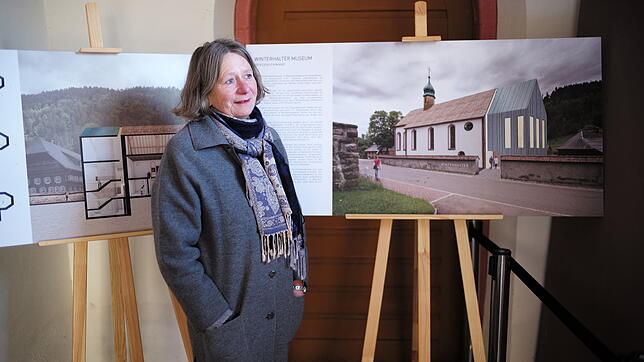Aus einer Kirche wird ein Museum: Elisabeth Kaiser steht vor Entwürfen für das geplante neue Kunsthaus.