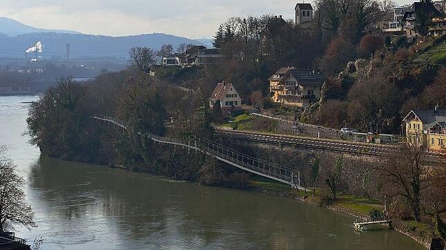 So soll der von der Codman-Anlage zum Kraftwerk führende Steg von der Heilig-Geist-Kirche aus aussehen. Am rechten Bildrand der ...