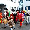 Eine Clique von vielen: &bdquo;Die Zämmegwirflede&ldquo; (Die Zusammengewürfelten) ziehen durch die Gassen der Basler Altstadt, die ...