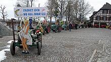 Am Ende der Spazierfahrt durchs Dorf parkten die zehn Traktoren und zehn alten Mopeds kurz auf dem Rathausplatz. Der war &ndash; wie auf ...