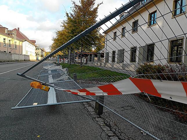 In der Donaueschinger Friedhofstraße hat Sturmtief Ignatz Bauzäune umgeworfen und umgeknickt.