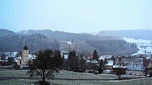 Ein Blick über das winterliche Achdorf mit der Pfarrkirche St. Nikolaus. Der Ort feiert in diesem Jahr sein 1250-jähriges Dorfjubiläum. ...