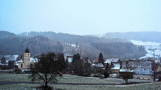 Ein Blick über das winterliche Achdorf mit der Pfarrkirche St. Nikolaus. Der Ort feiert in diesem Jahr sein 1250-jähriges Dorfjubiläum. ...