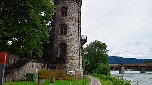 Hier löst sich das Gestein: Der am Rhein gelegene Diebsturm von Bad Säckingen wird erst nach einer Sanierung 2026 wieder zugänglich sein.