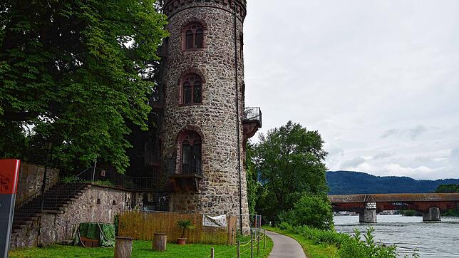Hier löst sich das Gestein: Der am Rhein gelegene Diebsturm von Bad Säckingen wird erst nach einer Sanierung 2026 wieder zugänglich sein.