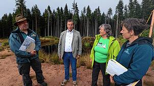 Was ein Weiher kann: Forstamtsleiter Tobias Kühn, Peter Hauk, Minister für Ernährung, Ländlichen Raum und Verbraucherschutz, die ...