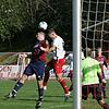 Kopfballduell: Patrick Budde (rechts) steigt beim 2:1 der Spvgg. Wutöschingen im Wutachtalderby gegen den SC Lauchringen mit Michael ...