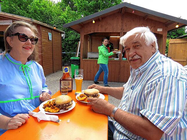 Helga Elisabeth Scheewe und Ulrich Gerzenkobski haben ebenfalls noch einen Burger ergattert.
