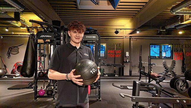 Sebastian Sauter (22) ist seit 2024 Studioleiter in Meßkirch. Ein solcher Ball, dieser wiegt er zehn Kilo, hilft beim Kraftaufbau.