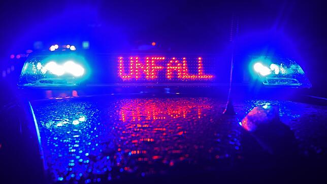 Bei dem Unfall wurden zwei Menschen verletzt, einer davon schwer. (Symbolbild)