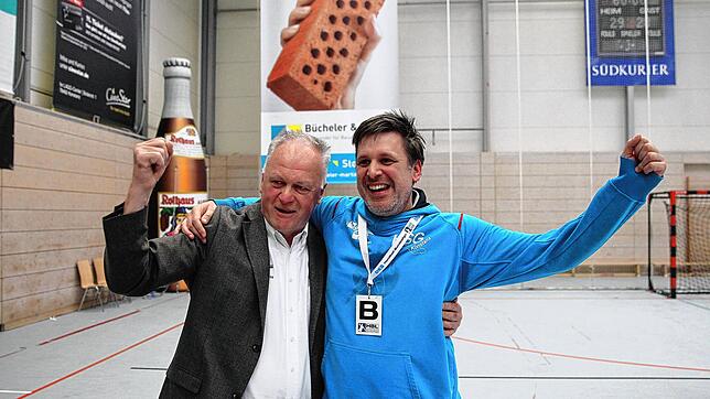 Eine Familie lebt für den Handball: Otto Eblen (links), Präsident des Zweitligisten HSG Konstanz, und sein Sohn Daniel, der Trainer ist. ...
