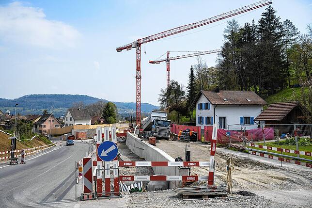 Seit 6. April und noch bis Ende August regelt vor dem Nadelöhr ein Lichtsignal den Verkehr.