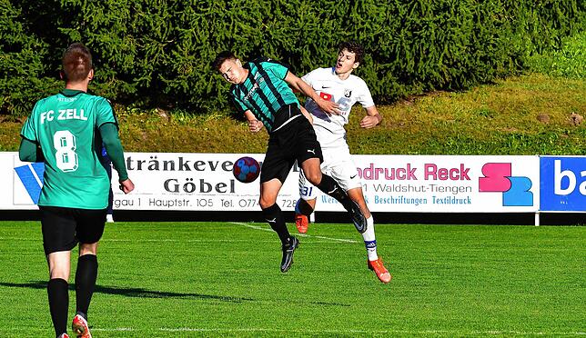 Bild 26: FC Zell übernimmt mit dem 2:1 beim FC Erzingen die Tabellenführung &ndash; und wir haben die Bilder!