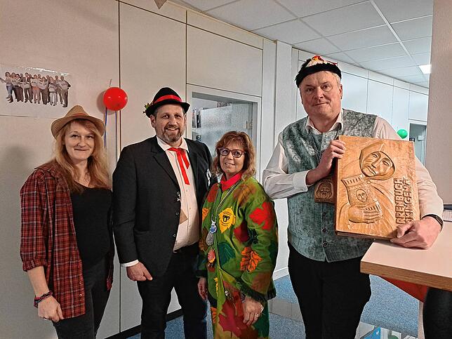 Die SÜDKURIER-Redakteure Monika Olheide und Justus Obermeyer freuen sich über närrischen Besuch: Zunftmeister Dorothea Gutmann-Friedrich ...