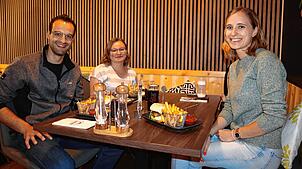 Luka Strugar, Lea Rothfelder und Christina Rothfuß (von links) sind freiwillige Feuerwehrkräfte der Abteilung Schwenningen. Sie lassen ...