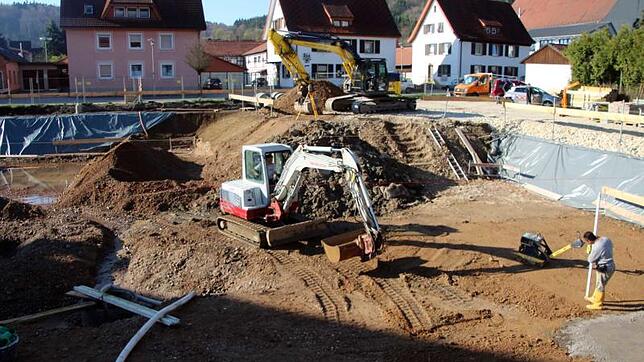 Die Arbeiten auf dem ehemaligen Schlenk-Areal in Blumberg an dem Projekt mit Tagespflege, einer betreuten Seniorenwohngruppen und ...