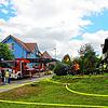 Die Feuerwehrleute mussten Schwerstarbeit verrichten, um das Feuer an zwei Gebäuden in einem Hilzinger Wohngebiet zu löschen.