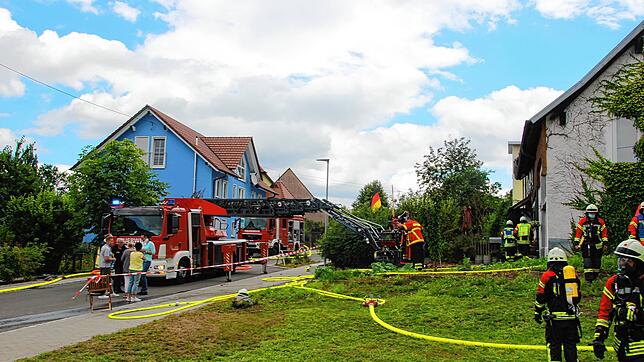 Die Feuerwehrleute mussten Schwerstarbeit verrichten, um das Feuer an zwei Gebäuden in einem Hilzinger Wohngebiet zu löschen.