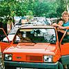 Clemens Fahl (rechts) aus Bräunlingen zusammen mit seiner heutigen Ehefrau Beatrix an der Wagentür des roten Fiat Pandas.