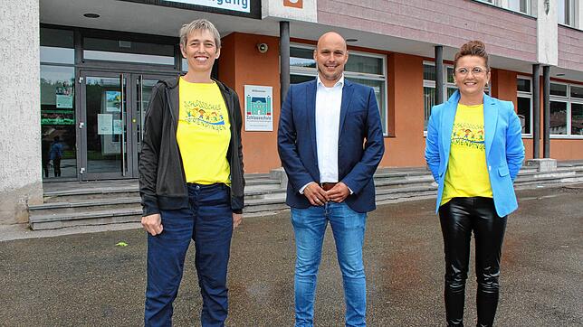 In gelben Schlossschul-T-Shirts präsentiert sich das neue Schulleitungsteam der Immendinger Grundschule gemeinsam mit Bürgermeister ...