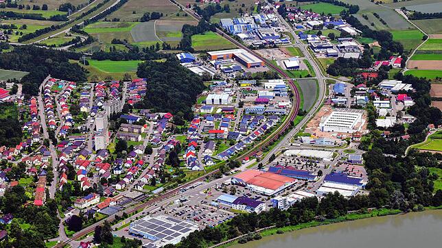 Der Laufenpark heute. Im Vordergrund das E-Center. Oberhalb des Kreisverkehrs ist der Neubau des Obi-Baumarktes zu sehen.