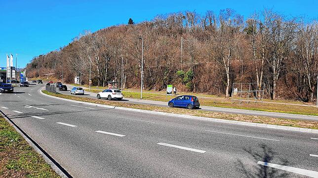 Die Bushaltestelle am Zollknoten Waldshut (B 34) wird umgebaut. Die Arbeiten sollen bis Ende März abgeschlossen sein.