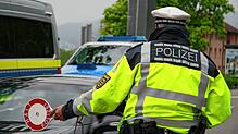 Ein Polizist bei einer Kontrolle in Waldshut. In Wehr stoppte die Polizei jüngst 23 Verkehrssünder. (Symbolbild).