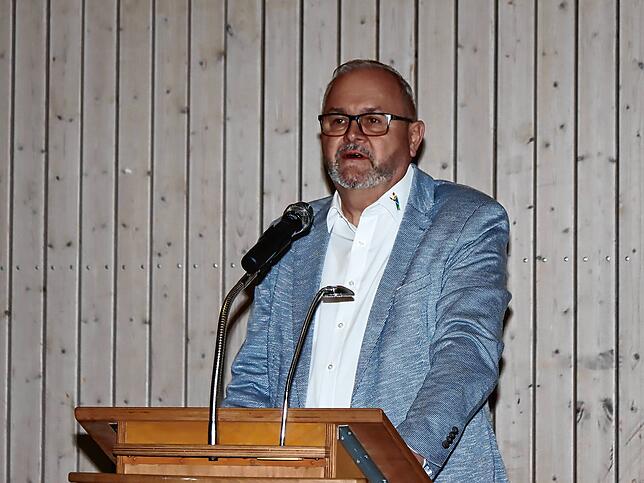 Rudolf Fluck spricht am Wahlabend zu den Gästen in der Alemannenhalle.