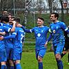 Die Spieler des FV Tennenbronn bejubeln den 2:1-Siegtreffer durch Yannik Richter.
