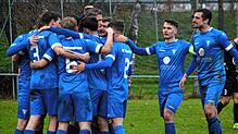 Die Spieler des FV Tennenbronn bejubeln den 2:1-Siegtreffer durch Yannik Richter.